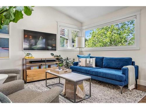 432 Strathcona Mews Sw, Calgary, AB - Indoor Photo Showing Living Room