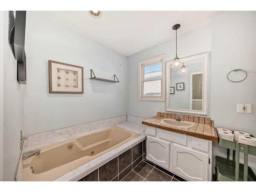 1928 29 Avenue Sw, Calgary, AB - Indoor Photo Showing Bathroom