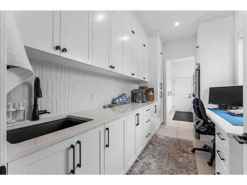 83 Lissington Drive Sw, Calgary, AB - Indoor Photo Showing Bathroom