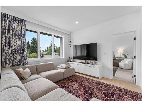 83 Lissington Drive Sw, Calgary, AB - Indoor Photo Showing Living Room