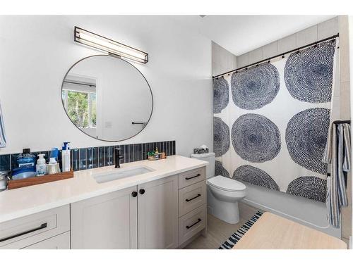 83 Lissington Drive Sw, Calgary, AB - Indoor Photo Showing Bathroom