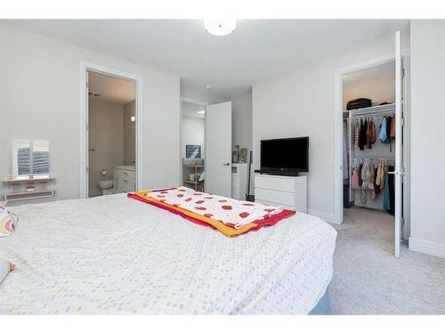 4204 19 Street Sw, Calgary, AB - Indoor Photo Showing Bedroom