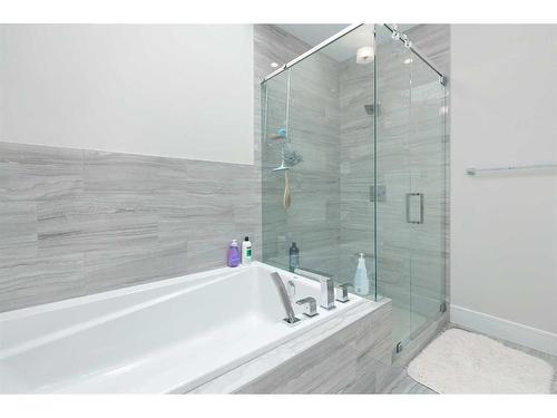 4204 19 Street Sw, Calgary, AB - Indoor Photo Showing Bathroom