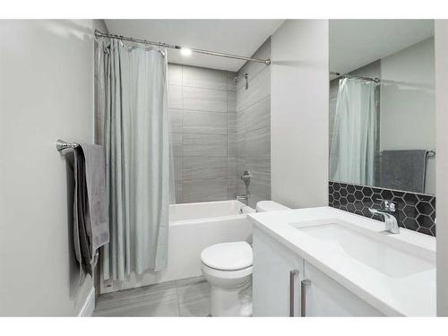 4204 19 Street Sw, Calgary, AB - Indoor Photo Showing Bathroom