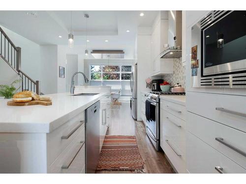 4204 19 Street Sw, Calgary, AB - Indoor Photo Showing Kitchen With Upgraded Kitchen