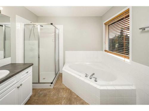 59 Somerset Manor Sw, Calgary, AB - Indoor Photo Showing Bathroom