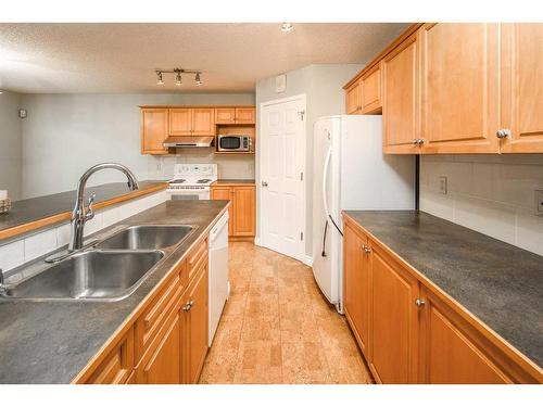 59 Somerset Manor Sw, Calgary, AB - Indoor Photo Showing Kitchen With Double Sink