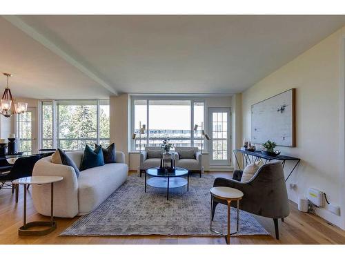 603-3316 Rideau Place Sw, Calgary, AB - Indoor Photo Showing Living Room