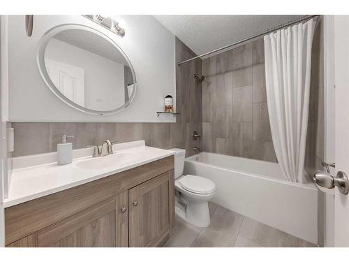 7136 Temple Drive Ne, Calgary, AB - Indoor Photo Showing Bathroom