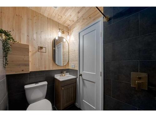 7136 Temple Drive Ne, Calgary, AB - Indoor Photo Showing Bathroom