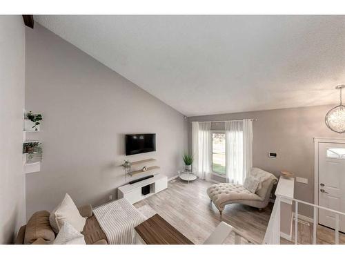 7136 Temple Drive Ne, Calgary, AB - Indoor Photo Showing Living Room