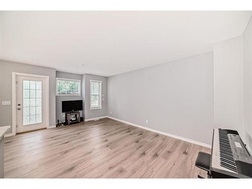 5023 Applevillage Court Se, Calgary, AB - Indoor Photo Showing Living Room