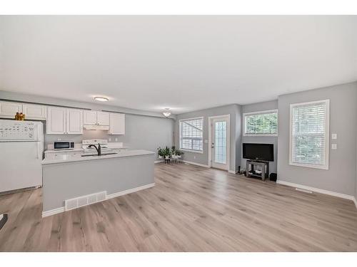 5023 Applevillage Court Se, Calgary, AB - Indoor Photo Showing Kitchen