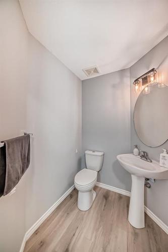 5023 Applevillage Court Se, Calgary, AB - Indoor Photo Showing Bathroom