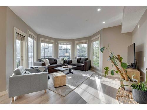 310-2307 14 Street Sw, Calgary, AB - Indoor Photo Showing Living Room