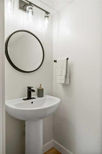 260-20 Midpark Crescent Se, Calgary, AB - Indoor Photo Showing Bathroom