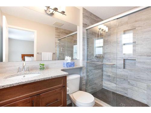 2060 New Brighton Grove Se, Calgary, AB - Indoor Photo Showing Bathroom