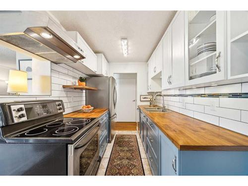 101-516 Cedar Crescent Sw, Calgary, AB - Indoor Photo Showing Kitchen With Double Sink