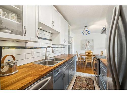 101-516 Cedar Crescent Sw, Calgary, AB - Indoor Photo Showing Kitchen With Double Sink