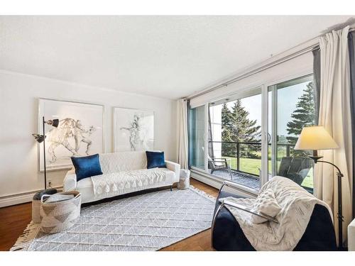 101-516 Cedar Crescent Sw, Calgary, AB - Indoor Photo Showing Living Room