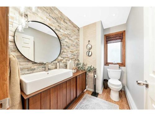 123 Woodhaven Bay Sw, Calgary, AB - Indoor Photo Showing Bathroom