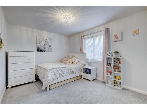 427 Rivercrest Boulevard, Cochrane, AB - Indoor Photo Showing Bedroom