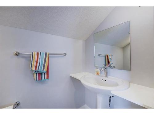 427 Rivercrest Boulevard, Cochrane, AB - Indoor Photo Showing Bathroom