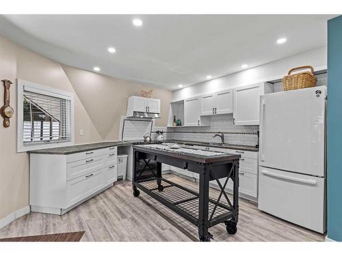 929 17Th Street, Canmore, AB - Indoor Photo Showing Kitchen