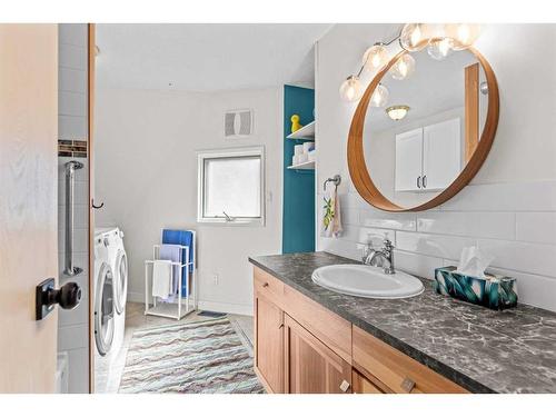 929 17Th Street, Canmore, AB - Indoor Photo Showing Bathroom