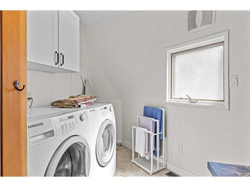 929 17Th Street, Canmore, AB - Indoor Photo Showing Laundry Room