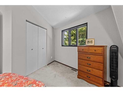 929 17Th Street, Canmore, AB - Indoor Photo Showing Bedroom