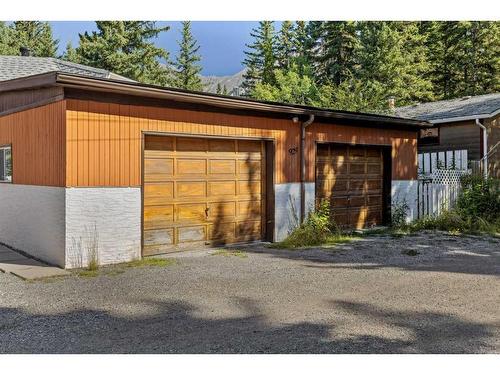 929 17Th Street, Canmore, AB - Outdoor