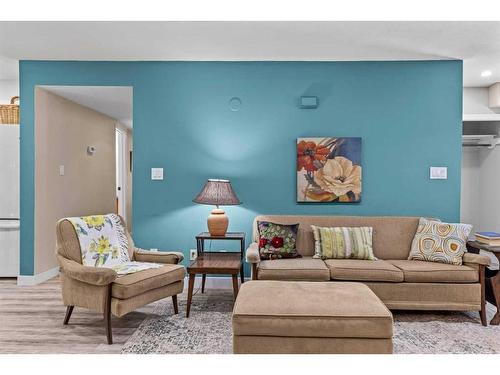 929 17Th Street, Canmore, AB - Indoor Photo Showing Living Room