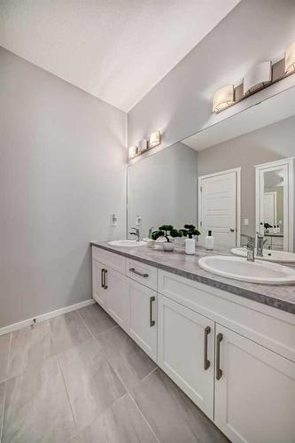 300 Walgrove Boulevard Se, Calgary, AB - Indoor Photo Showing Bathroom