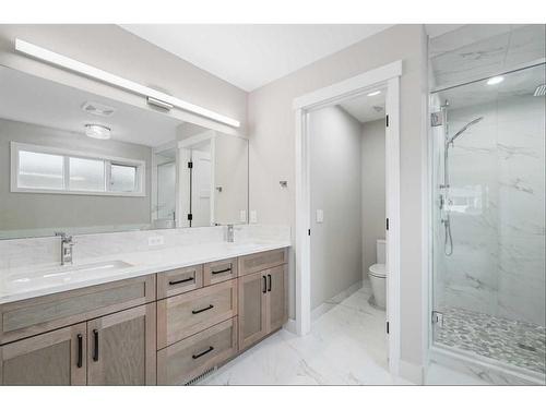 2836 12 Avenue Nw, Calgary, AB - Indoor Photo Showing Bathroom