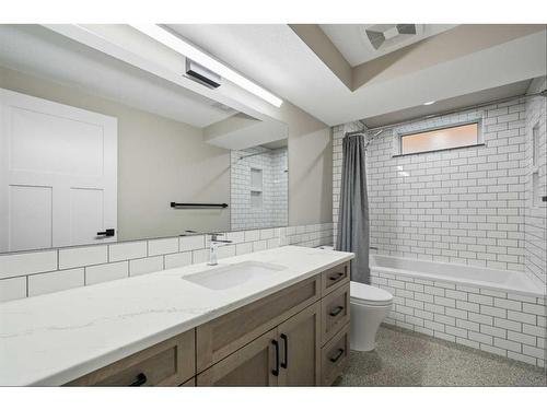 2836 12 Avenue Nw, Calgary, AB - Indoor Photo Showing Bathroom