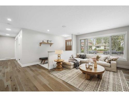 2836 12 Avenue Nw, Calgary, AB - Indoor Photo Showing Living Room