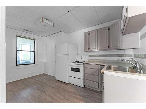 2302 16A Street Sw, Calgary, AB - Indoor Photo Showing Kitchen