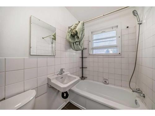 1716 29 Avenue Sw, Calgary, AB - Indoor Photo Showing Bathroom