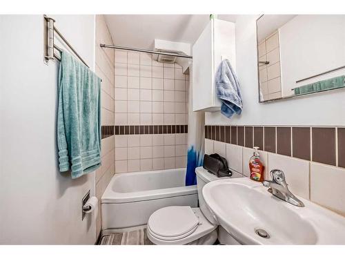 1716 29 Avenue Sw, Calgary, AB - Indoor Photo Showing Bathroom