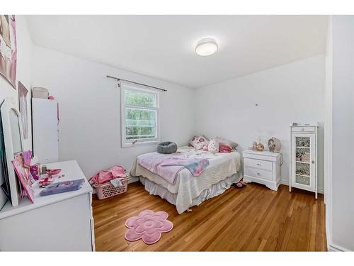 1716 29 Avenue Sw, Calgary, AB - Indoor Photo Showing Bedroom