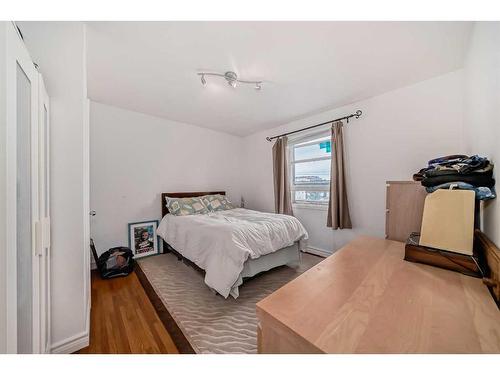 1716 29 Avenue Sw, Calgary, AB - Indoor Photo Showing Bedroom