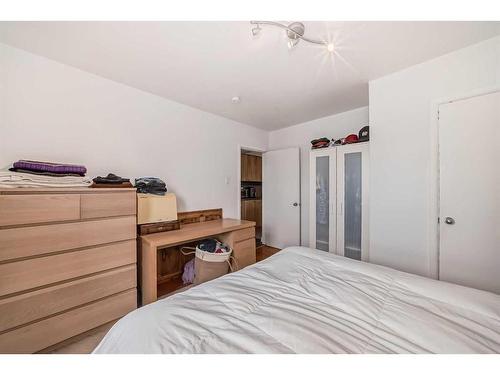 1716 29 Avenue Sw, Calgary, AB - Indoor Photo Showing Bedroom