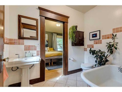 1813 3 Street Nw, Calgary, AB - Indoor Photo Showing Bathroom