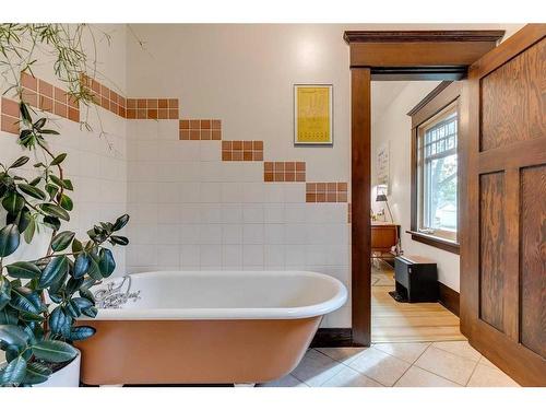 1813 3 Street Nw, Calgary, AB - Indoor Photo Showing Bathroom