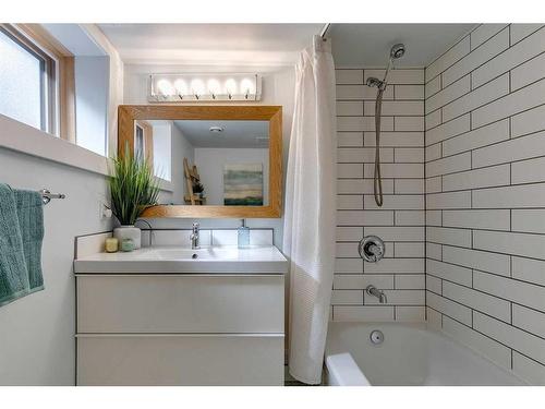 1813 3 Street Nw, Calgary, AB - Indoor Photo Showing Bathroom