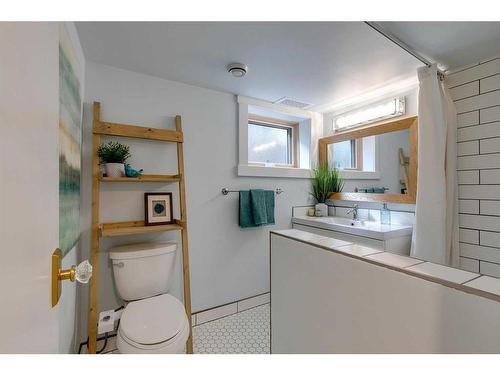 1813 3 Street Nw, Calgary, AB - Indoor Photo Showing Bathroom