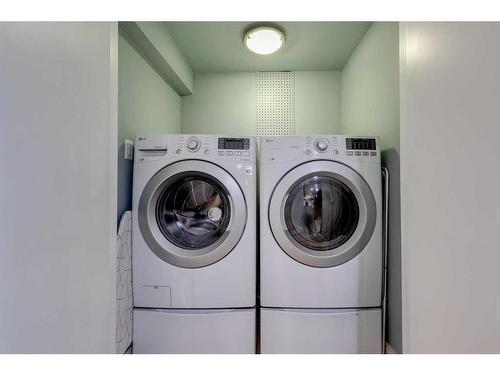 1813 3 Street Nw, Calgary, AB - Indoor Photo Showing Laundry Room