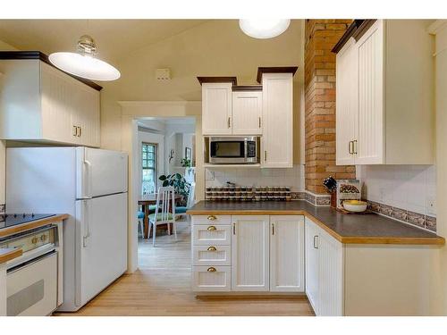 1813 3 Street Nw, Calgary, AB - Indoor Photo Showing Kitchen