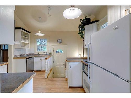 1813 3 Street Nw, Calgary, AB - Indoor Photo Showing Kitchen With Double Sink